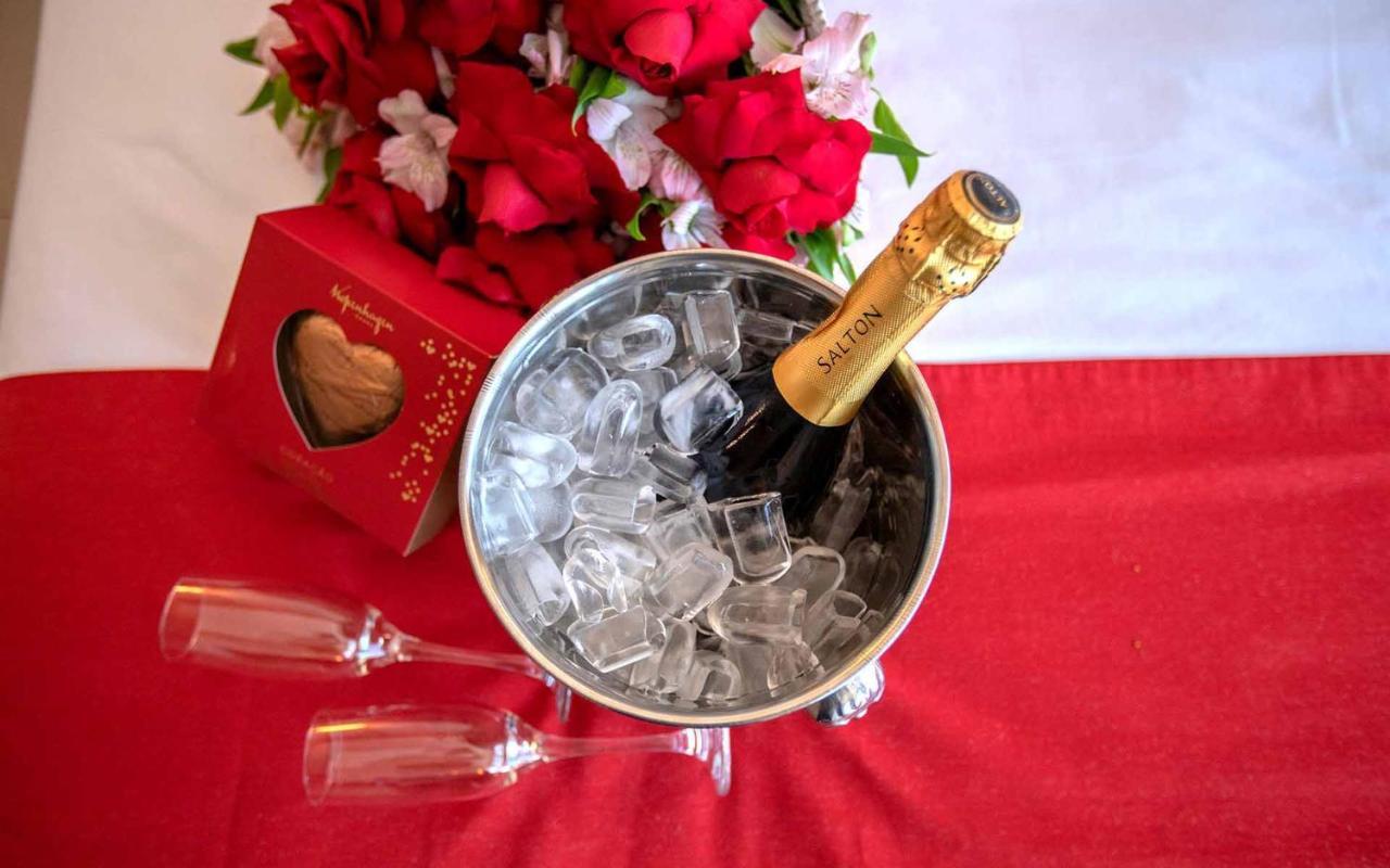 Cullinan Hplus Premium Brasília Zewnętrze zdjęcie Champagne in a champagne bucket